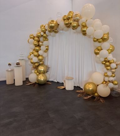 Luftballonbogen Gold / Cream mit Palmenwedel