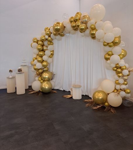 Luftballonbogen Gold / Cream mit Palmenwedel